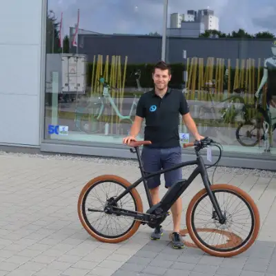 Fachhändler Markus Blust steht mit seinem Fahrrad vor seinem Radladen Fachhändler Markus Blust steht mit seinem Fahrrad vor seinem Radladen