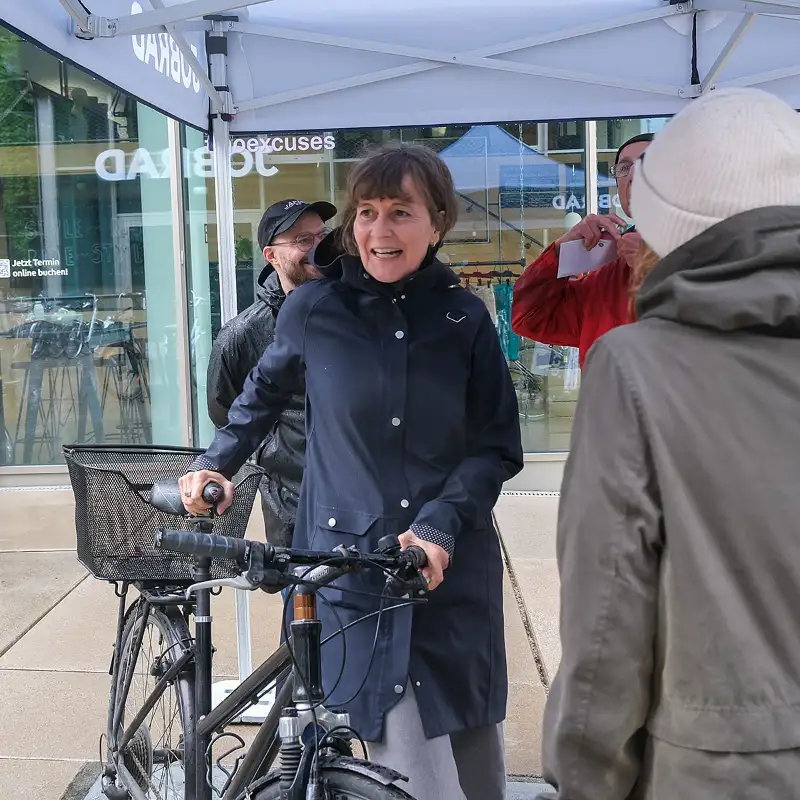 Andrea Kurz spendet ihr altes Fahrrad bei der Fahrradsammelaktion