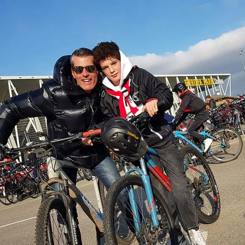 Vater und Sohn radeln als Fahrradfans zum SC Vater und Sohn radeln als Fahrradfans zum SC