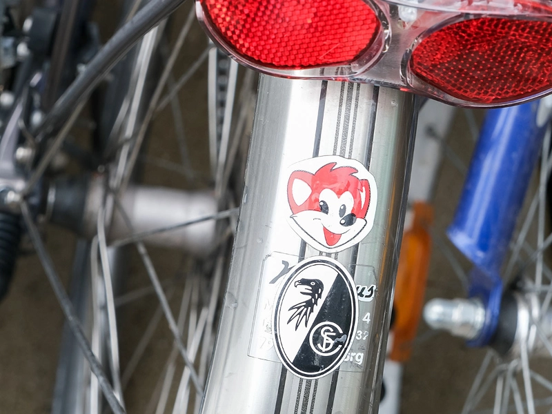 Ein gespendetes Fahrrad mit SC-Freiburg Aufkleber auf dem Schutzblech Ein gespendetes Fahrrad mit SC-Freiburg Aufkleber auf dem Schutzblech