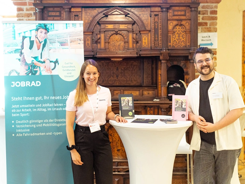 JobRad auf der Forum Kommunal 2024, links im Bild steht ein JobRad Plakat mit dem Schriftzug "Gut für Gesundheit, Geldbeutel und Umwelt! Steht ihnen gut ihr neues JobRad!" JobRad auf der Forum Kommunal 2024, links im Bild steht ein JobRad Plakat mit dem Schriftzug "Gut für Gesundheit, Geldbeutel und Umwelt! Steht ihnen gut ihr neues JobRad!"