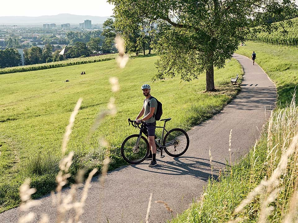 Jobradler geniesst die Aussicht über Freiburg Jobradler geniesst die Aussicht über Freiburg
