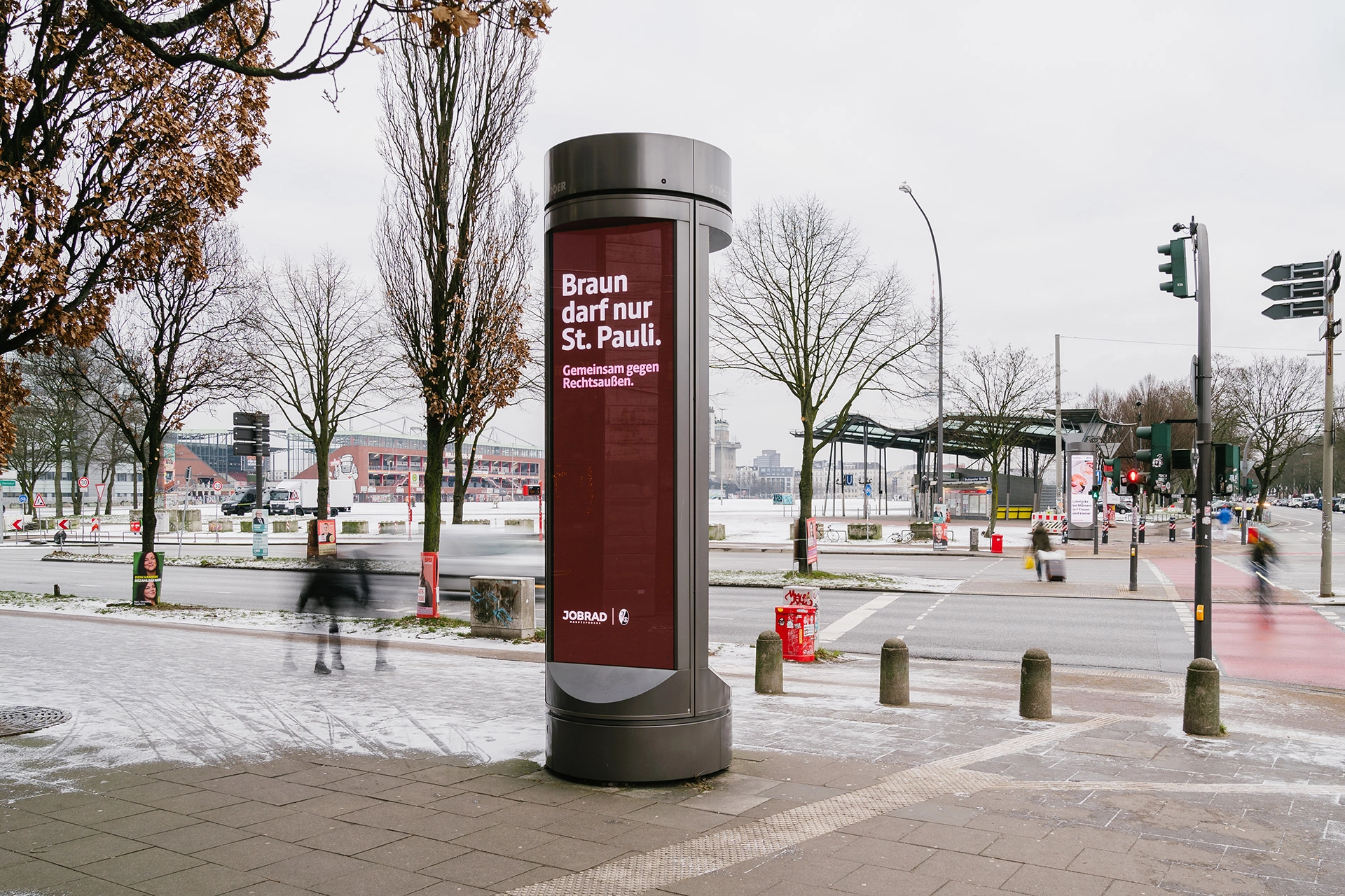 Plakat Säule mit Aktion Braun darf nur St Pauli in Hamburg Plakat Säule mit Aktion Braun darf nur St Pauli in Hamburg