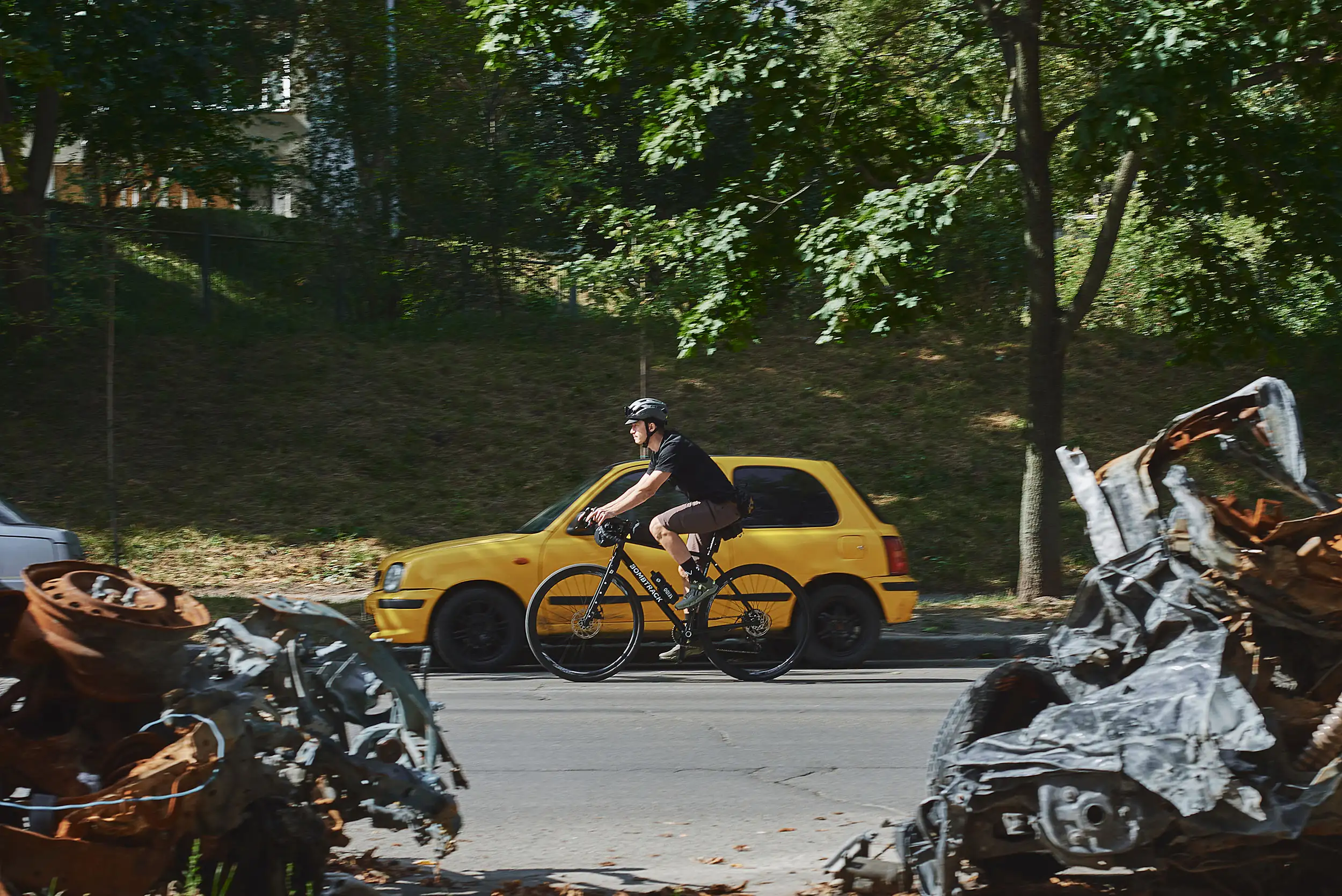 Fahrradheld Anton radelt in der Ukraine, Kriegstrümmer liegen an der Straße Fahrradheld Anton radelt in der Ukraine, Kriegstrümmer liegen an der Straße